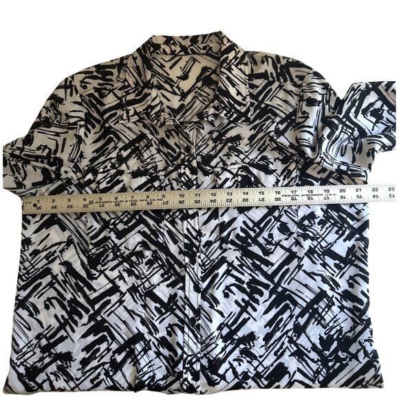 Black & White Abstract Print Button-Up Shirt With Roll-Tab Sleeves Large - Picture 5 of 6